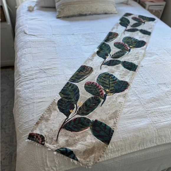 Table Runner - Picture 2 of 16